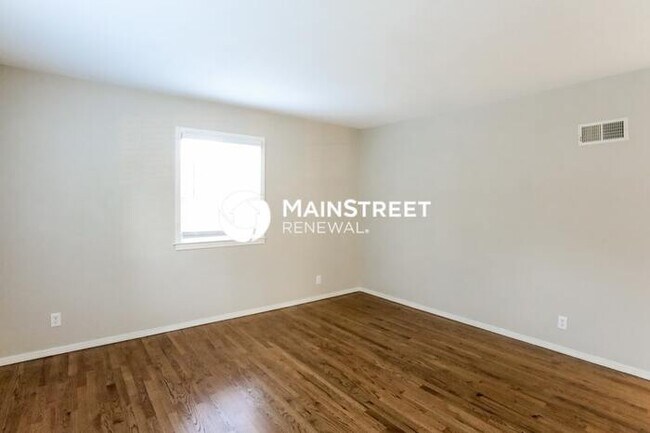 Building Photo - 4 Bedroom Pet-Friendly Home in INDEPENDENC...