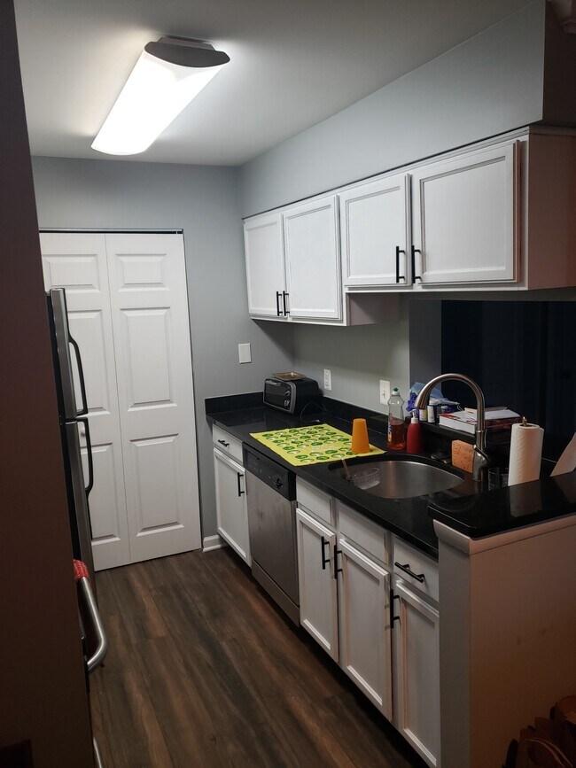 Cocina, Lavandería fuera de la cocina - 11710 Olde English Dr