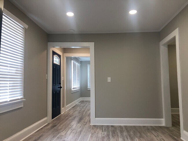 Building Photo - AVAILABLE TO SHOW!
