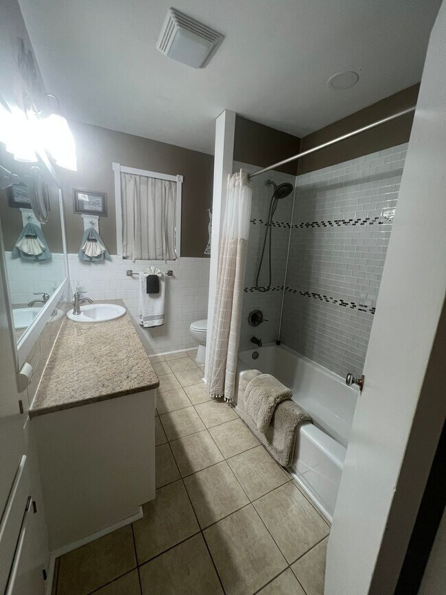 Building Photo - MID TERM RENTAL
