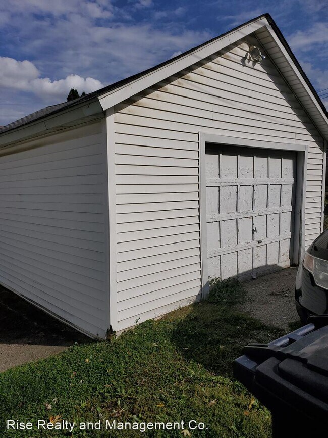 Building Photo - 3 br, 1.5 bath House - 840 E. Main St