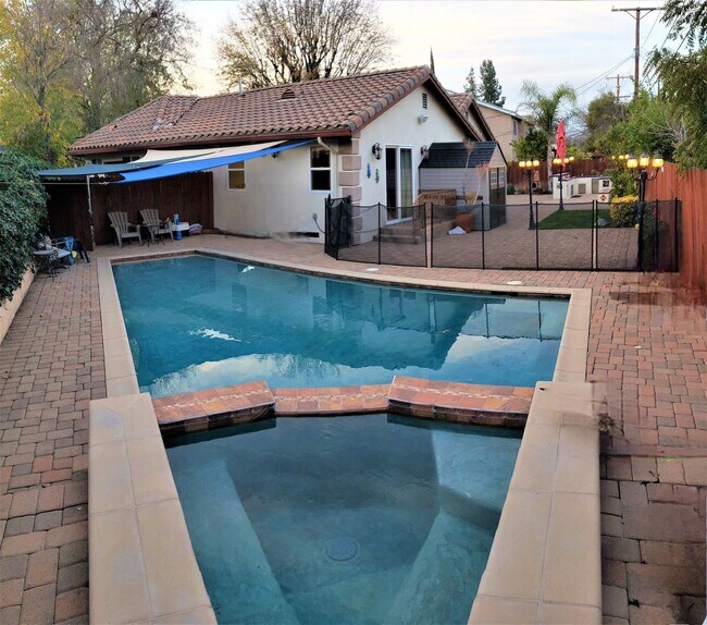 Foto del edificio - Exquisite 4 Bedroom + Office Single-Level Residence with Pool/BBQ in a Prime South-of-the-Bouleva...