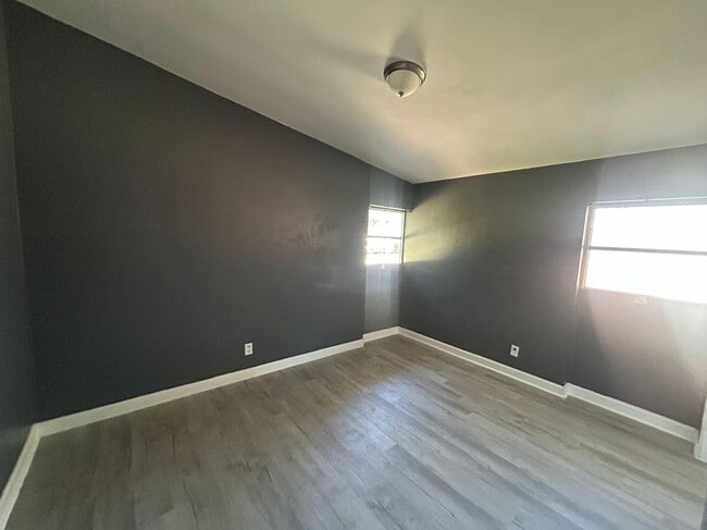 Building Photo - 1911 S Riverview Cir