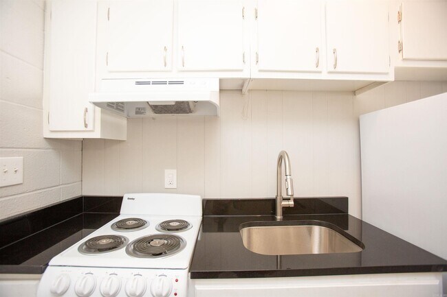 Building Photo - 4704 Lynn Ln