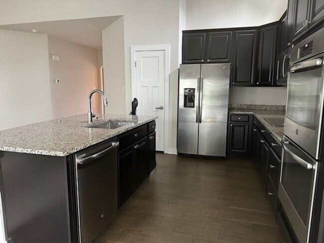 Foto del edificio - Charming 3-Bedroom, 2-Bath Single-Story Home – Prime Location Near Shopping and the Beach!