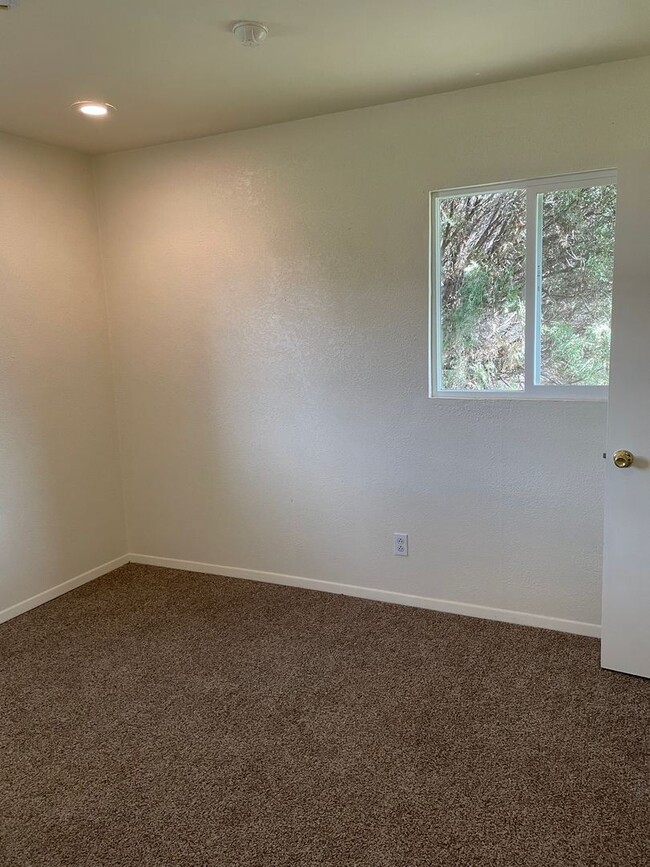 Building Photo - 3 br, 1 bath House - 301 S Sycamore (405)
