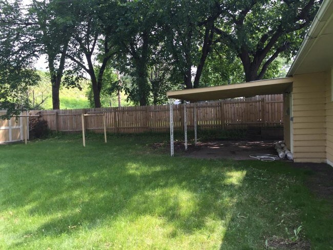 Building Photo - 313 Hillcrest Dr