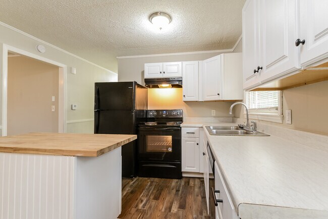 Building Photo - 3 Bedroom Home in Winston Salem