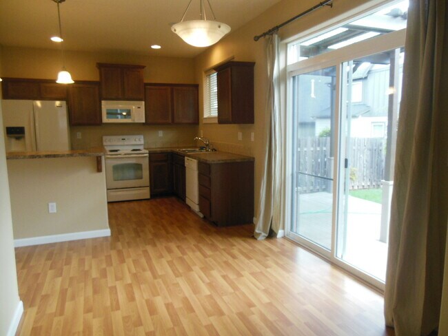 Foto del edificio - Price Reduced!  Beautiful Nicely Maintaine...