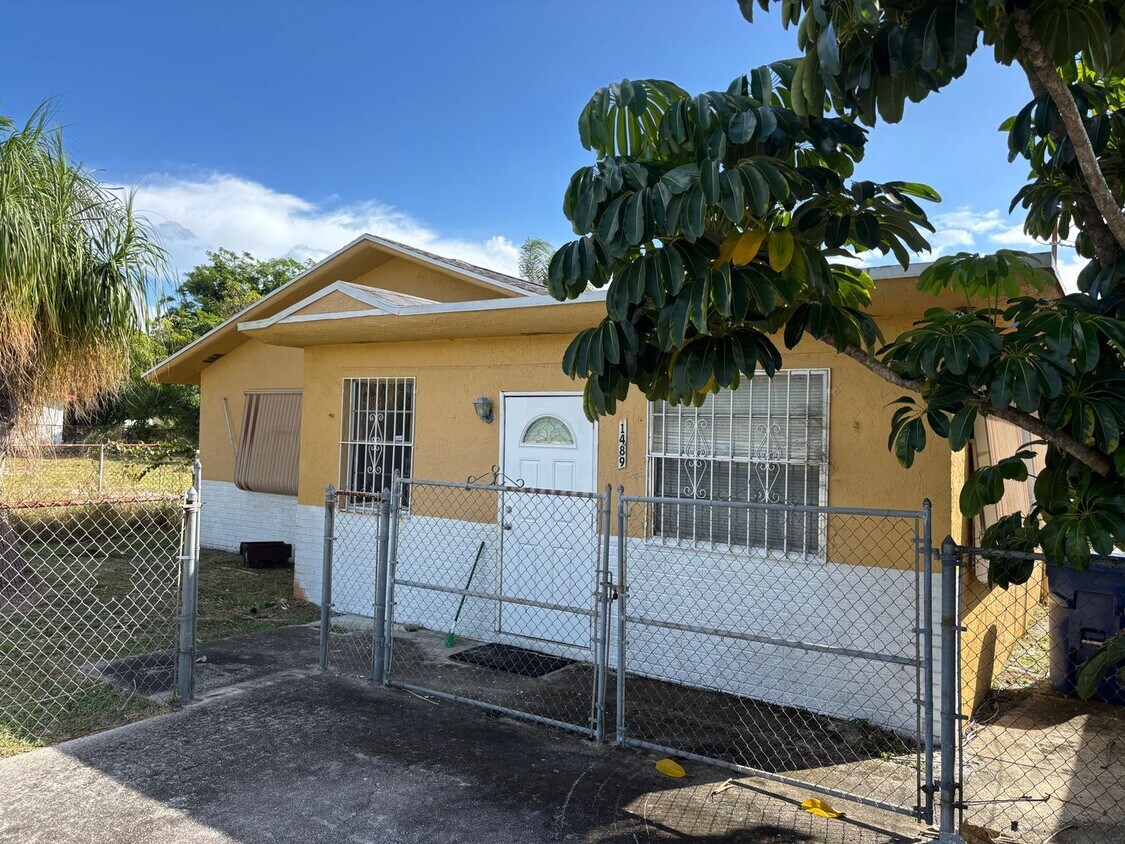 4 Bedroom 1 1/2 Bathroom Single Family House - 4 Bedroom 1 1/2 Bathroom Single Family House