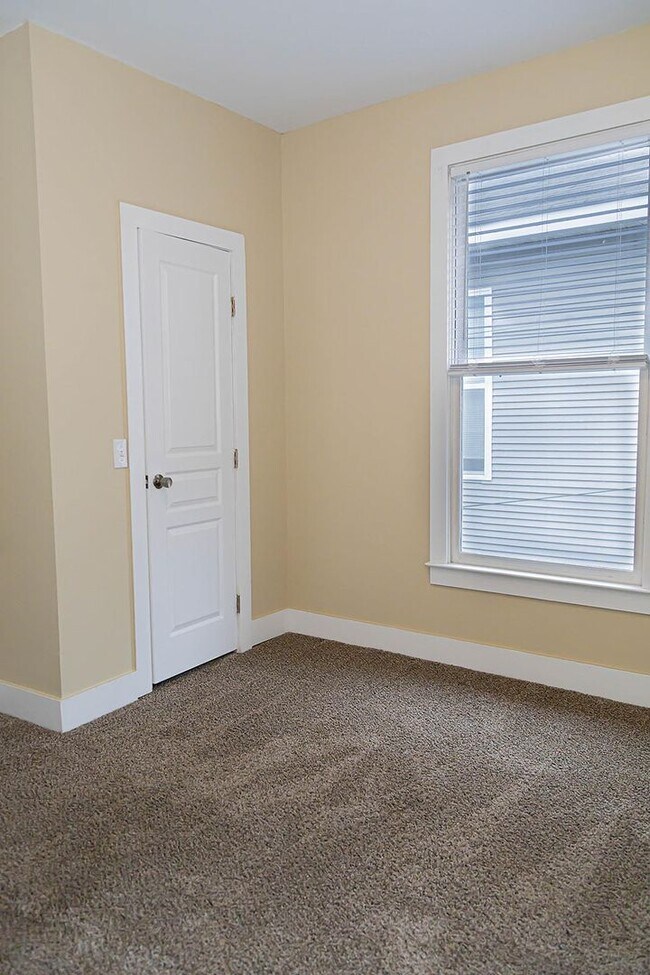 Building Photo - Spacious 2 Bedroom Walkable to Downtown