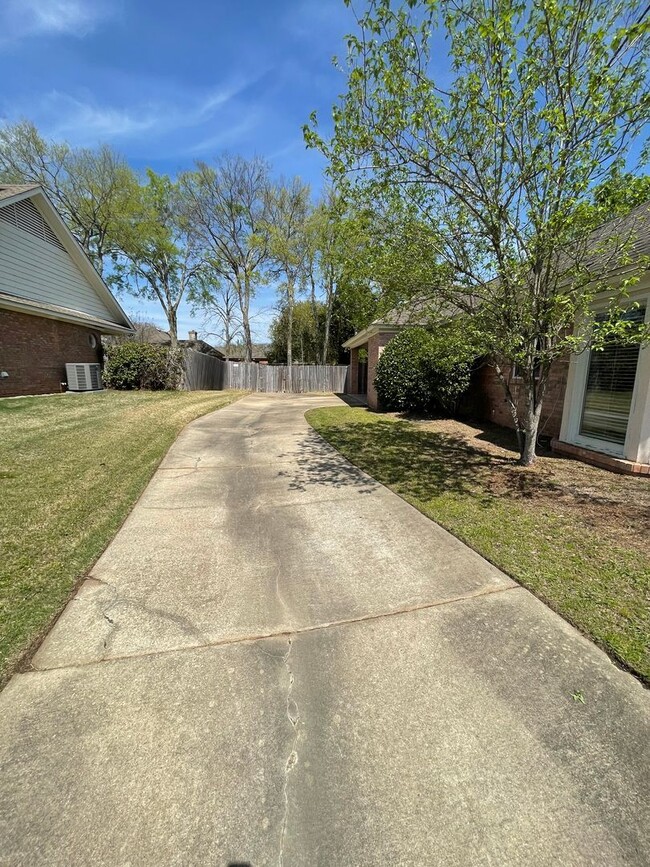 Foto del edificio - ** 4 bed 2.5 bath located in Sturbridge in...