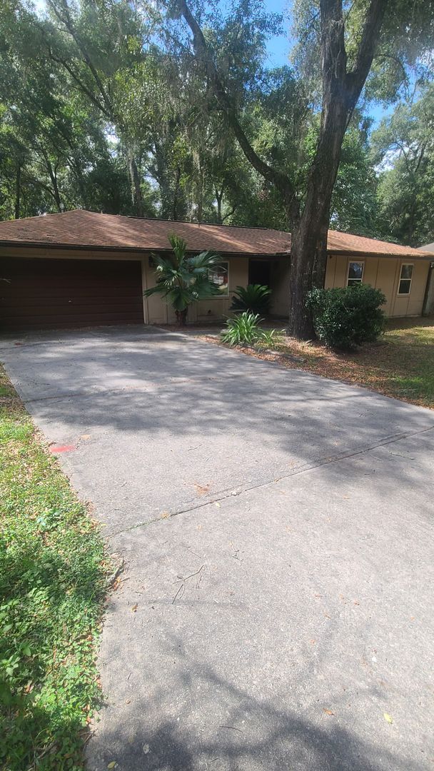 Foto del edificio - Beautiful 4 bedroom home with large fenced...