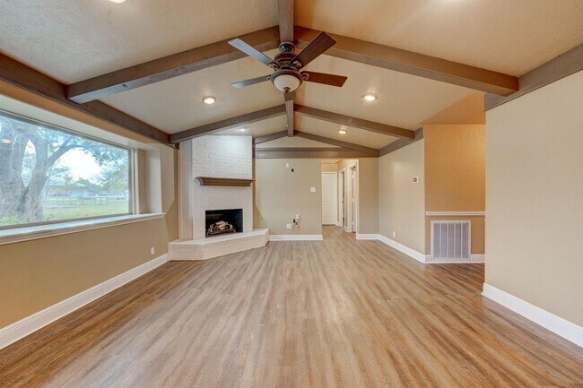 Building Photo - This charming 3-bedroom, 2-bathroom oasis ...