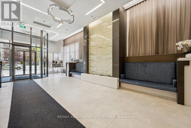 Photo du bâtiment - 530-1530 St Clair Ave W