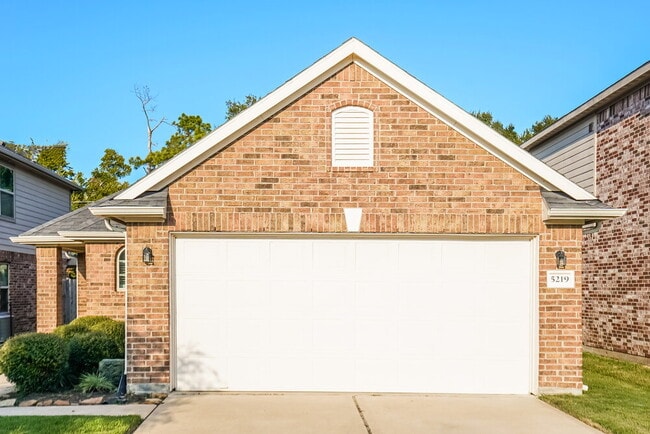 Building Photo - 5219 Gulf Stream Ln
