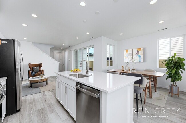 Building Photo - Welcome to your like-new townhome in the h...