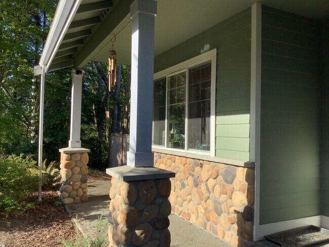 Foto del edificio - POULSBO/Meredith Heights  - 5 BED 4 BATH W...