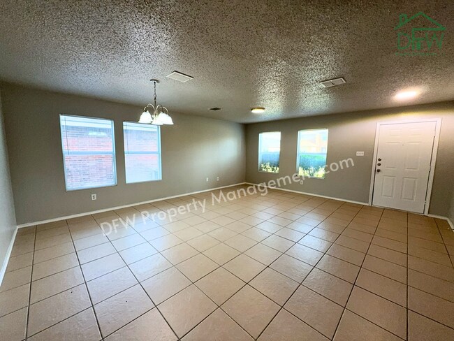 Foto del edificio - Spacious 4-Bedroom Home with Fireplace & Large Backyard in SW Fort Worth