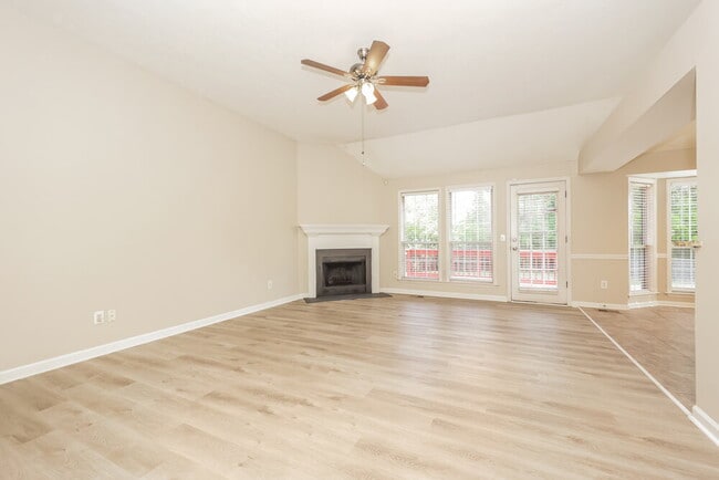 Building Photo - 901 Tal Ln