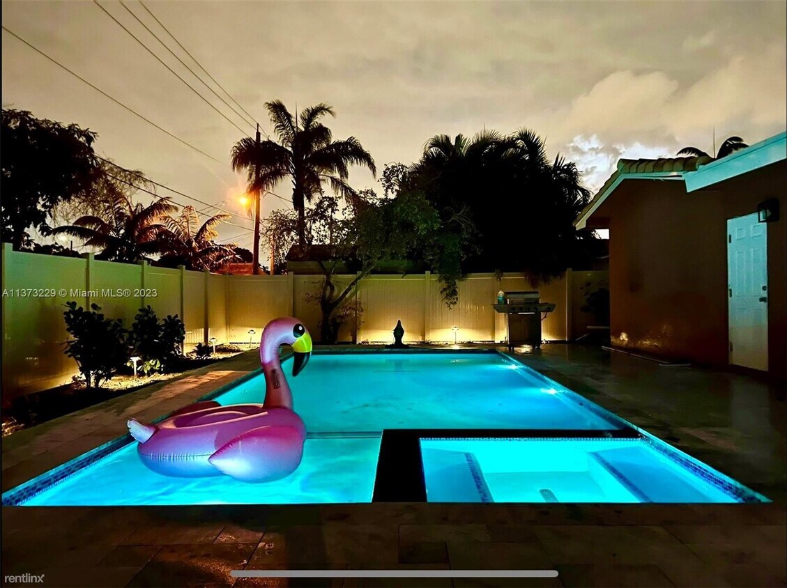Foto principal - 3 br, 2 bath House - 230 SE 3rd Pl # 0