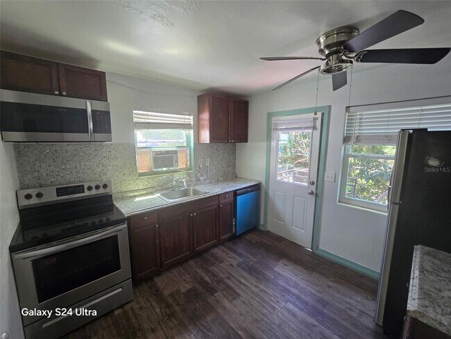 Foto del edificio - 7306 Earlwood Ave