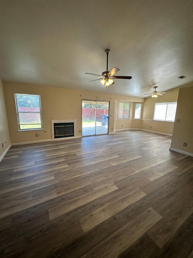 Foto del edificio - 5560 N Ellendale Ave