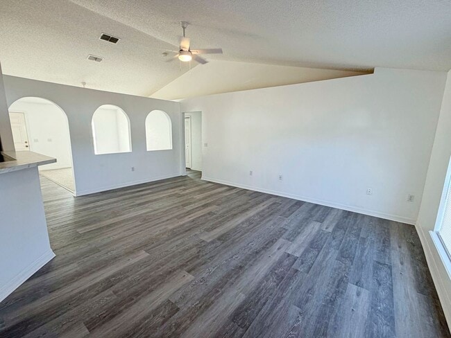 Building Photo - MOVE IN SPECIAL: REMAINDER OF FEBRUARY RENT FREE!