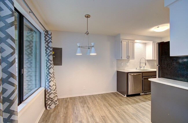 Foto del edificio - Cozy 2 bdrm 2 bath Condo - HALF OFF the 1s...