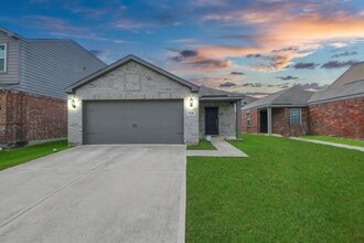Building Photo - 6242 El Oro Dr
