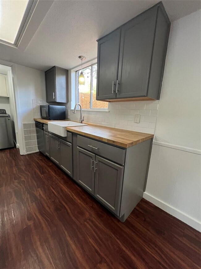 Building Photo - 6104 Walnut Hills Dr