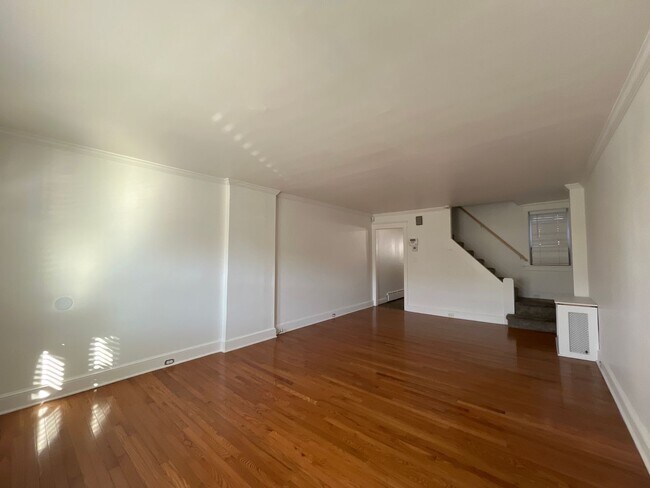 Building Photo - Large, well-maintained 4-bedroom, 1-bathroom row home