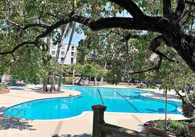 Foto del edificio - 490 N Civic Dr