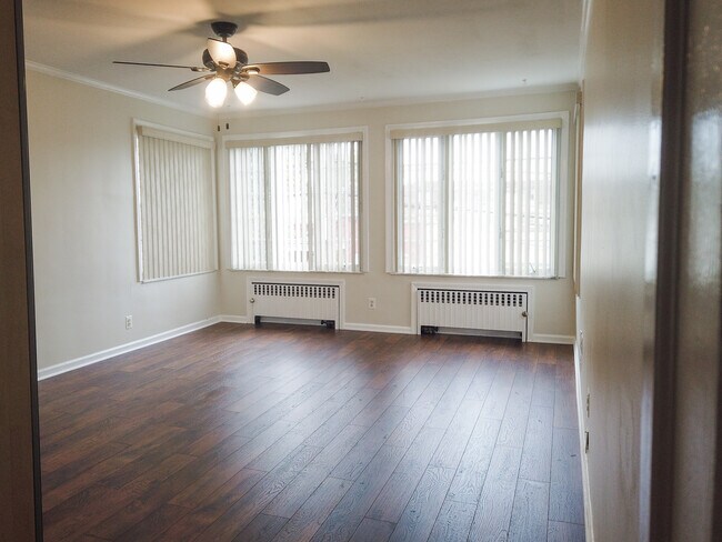 Building Photo - 376 Delano Pl
