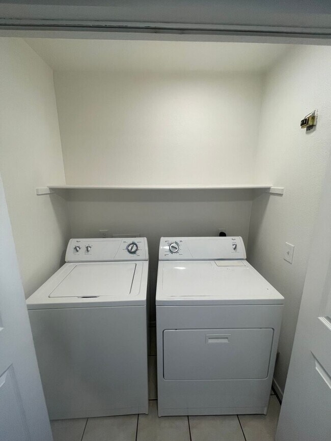 Foto del edificio - Beautiful upstairs 2-bedroom, 2-bathroom apartment