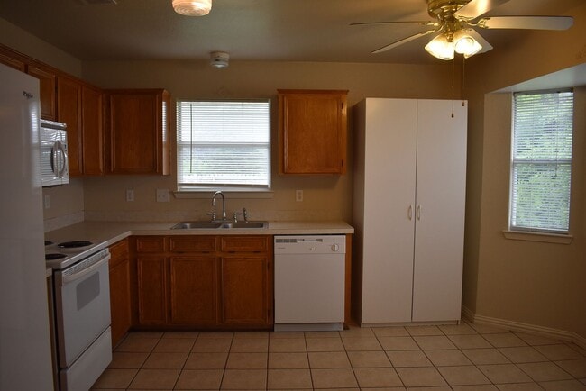 Building Photo - 837 Lakeview Dr