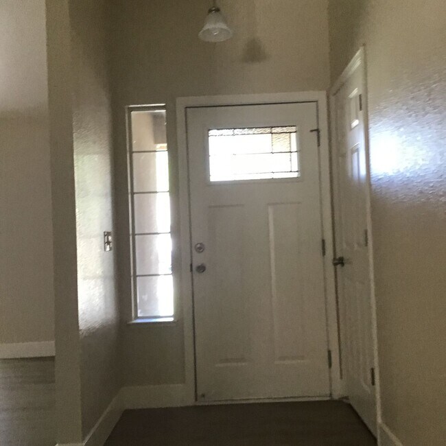 Building Photo - Beautiful Home - Newly Remodeled