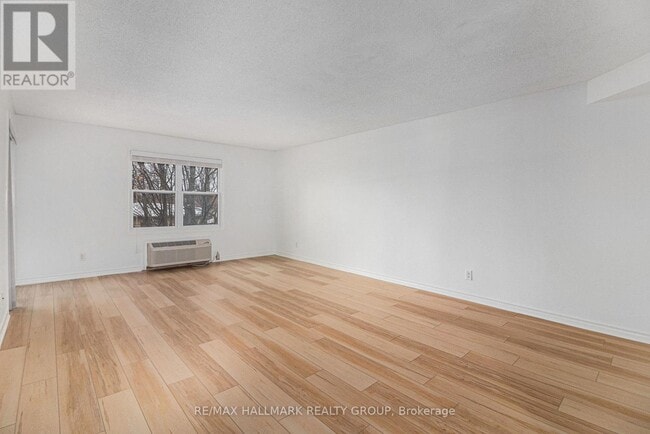 Photo du bâtiment - 1099 Cadboro Rd