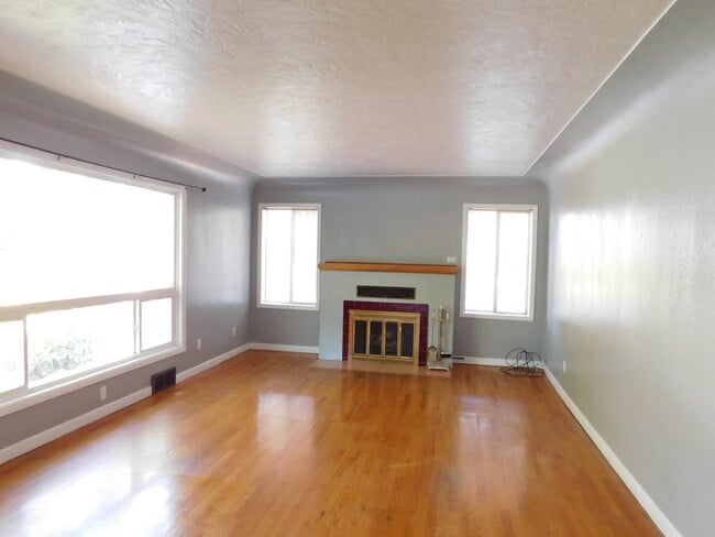 Foto del edificio - 4Bd/1.5Ba Two Story Home - Available End o...