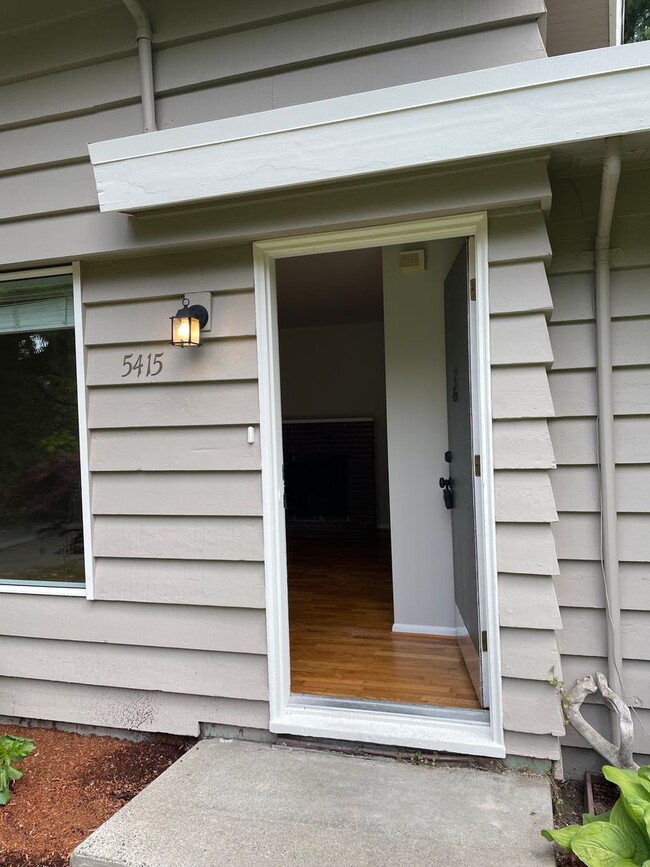 Building Photo - 3 Bed/ 2 Bath House near Scriber Lake in L...