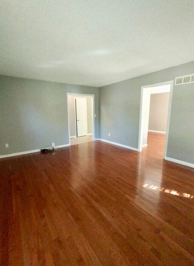 Foto del edificio - Adorable 2 Bedroom, 2 Bathroom Duplex in S...