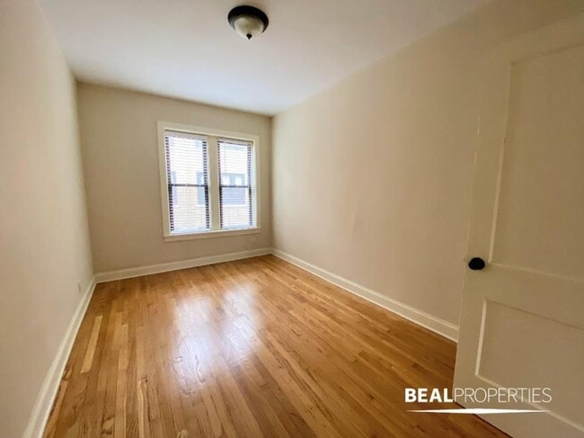 Building Photo - 1 bedroom in CHICAGO IL 60613