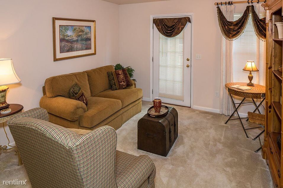 Foto principal - 7305 Village Center Blvd