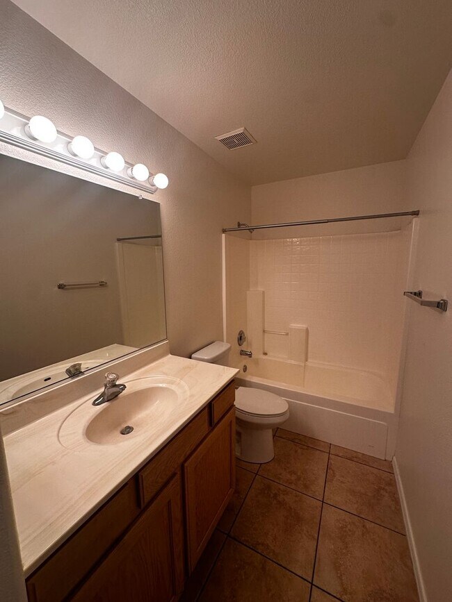 Foto del edificio - 3 Bedroom 2 Bathroom Duplex