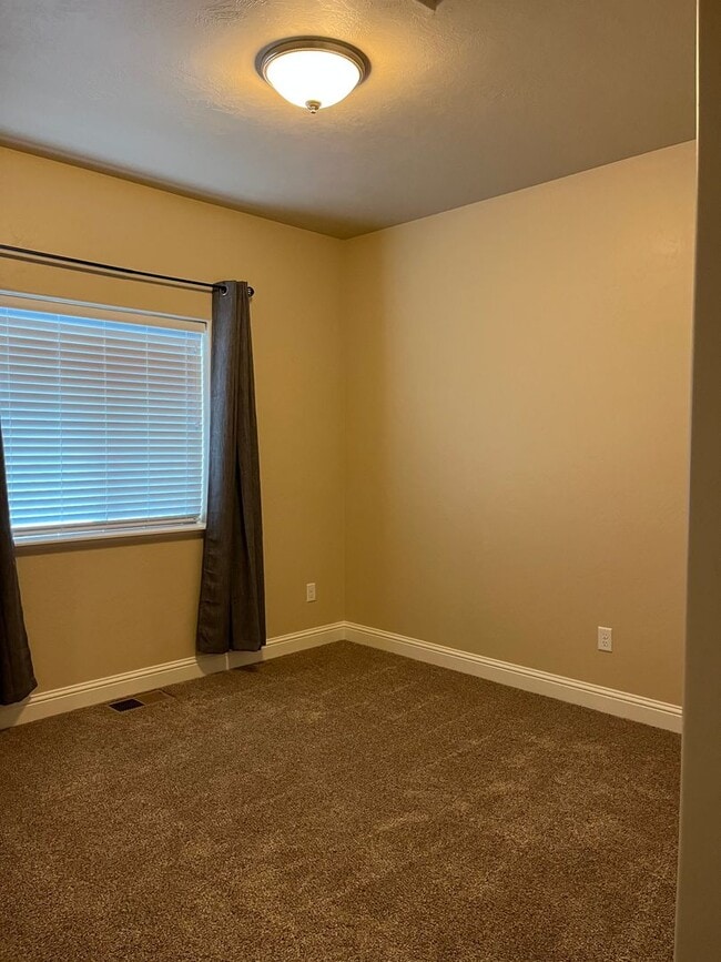 Building Photo - Executive Home In Elko