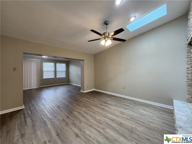 Foto del edificio - 105 E Tanglewood Dr