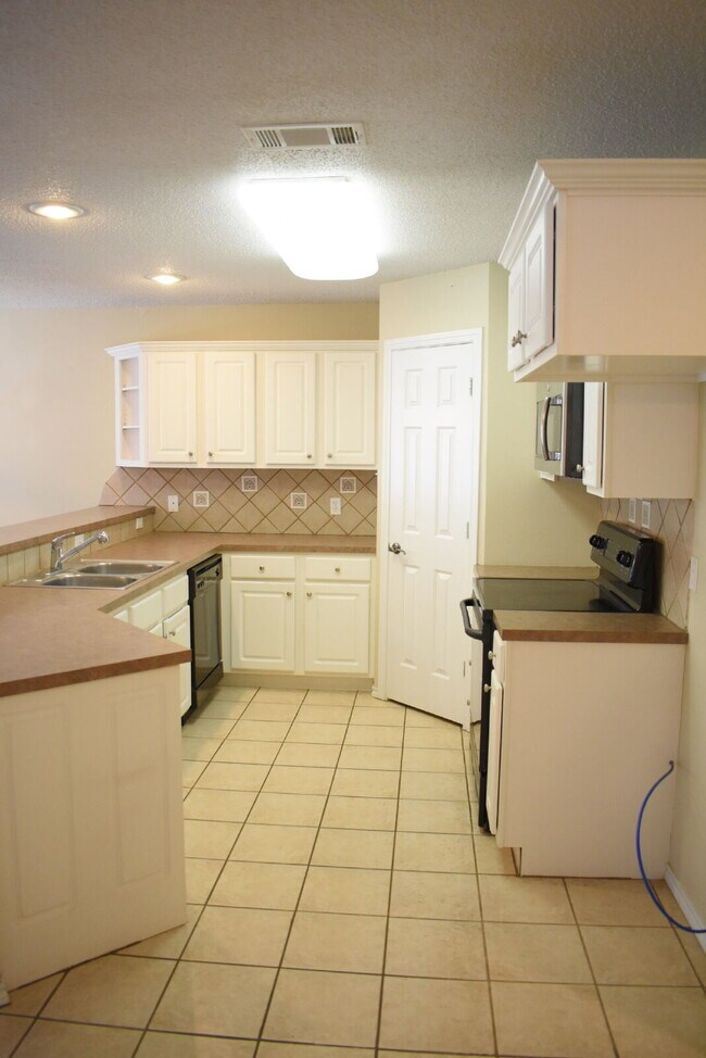 Foto del edificio - Updated Duplex with Large Basement in Cooper School District!