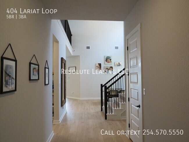 Foto del edificio - 404 Lariat Lp