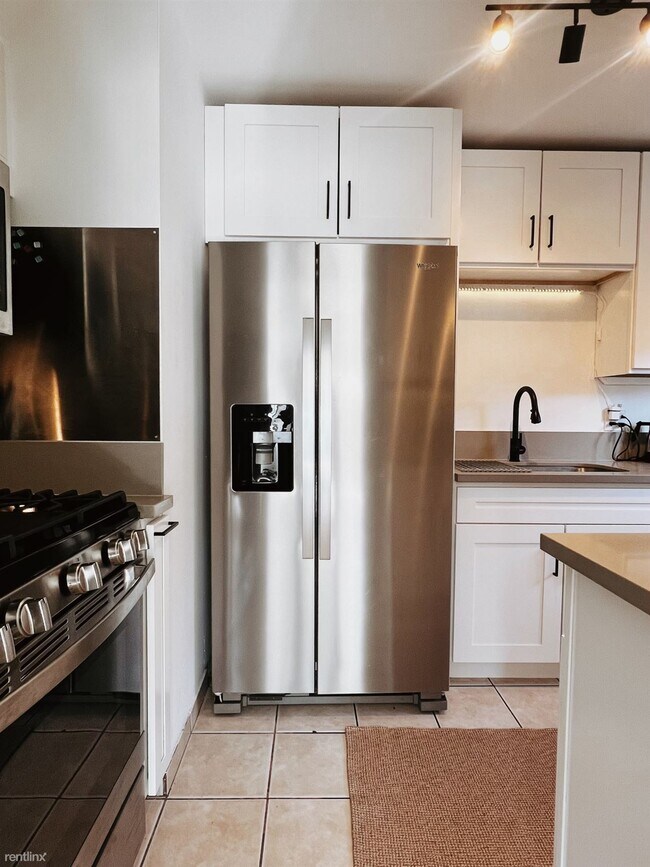 Foto del edificio - 2 br, 1 bath Duplex - 563 Madrona Street 563