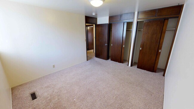 Building Photo - 607 100 E